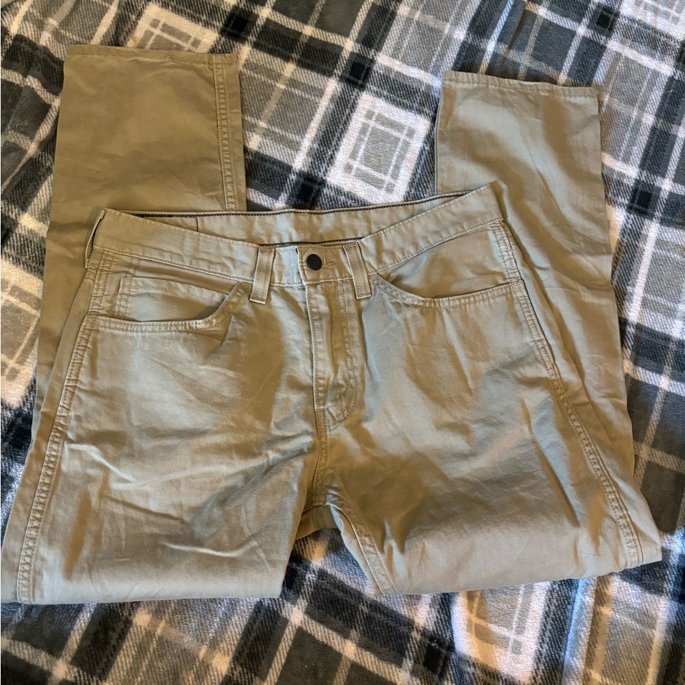 Men’s Levi’s khaki pants